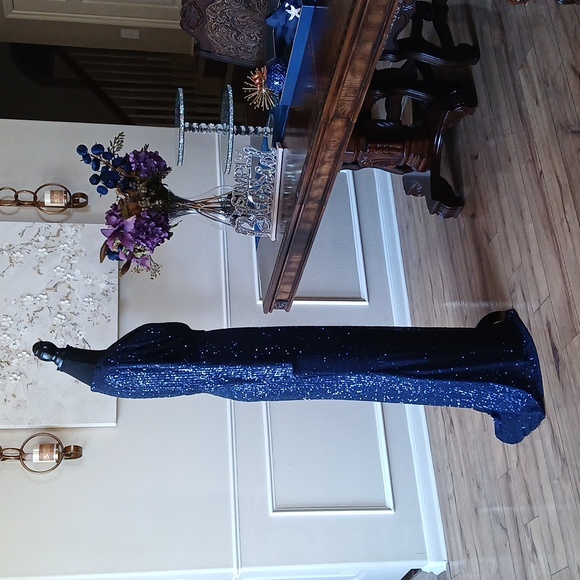 New Mac Duggal Embellished Midnight  Long Sleeves Gown. Size 4 - Picture 9 of 17